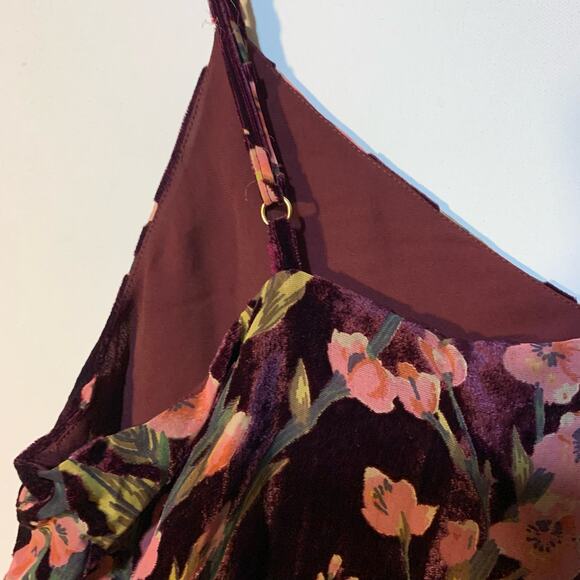 MINK PINK CRUSHED VELVET FLORAL TOP SIZE M NWT - Picture 4 of 9